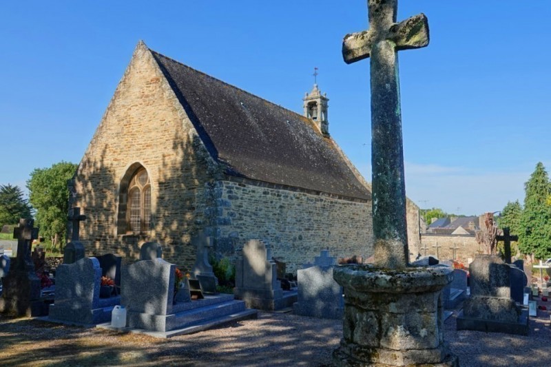 larriere-de-la-chapelle-et-la-croix-monolithique-c-h-carlier-960x640-538
